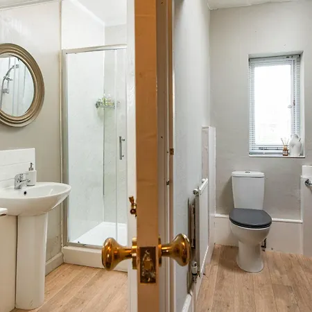 New Bright, Chique & Modern-1bed-central Clifton-by Fabaccommodation *