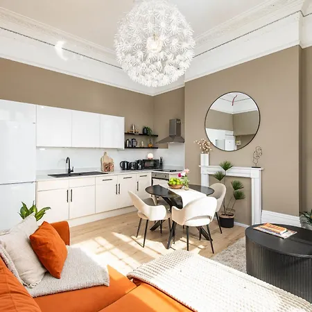 New Bright, Chique & Modern-1bed-central Clifton-by Fabaccommodation